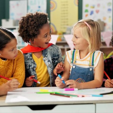 Jak przedszkole wspiera rozwój mowy u dziecka